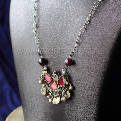 Кулон на цепочке, сделанный из старой афганской сережки. (Афганистан или Пакистан, племена Кучи) Кулон на цепочке, сделанный из старой афганской сережки. (Афганистан или Пакиста