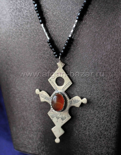 Колье с подвеской в виде туарегского амулета с сердоликовой вставкой Колье с подвеской в виде туарегского амулета с сердоликовой вставкой