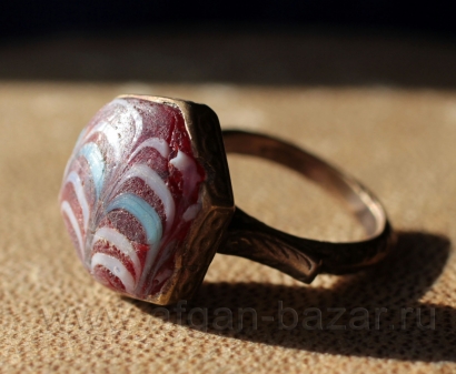 Перстень со вставкой из стекла ручной работы в финикийском стиле Перстень со вставкой из стекла ручной работы в финикийском стиле