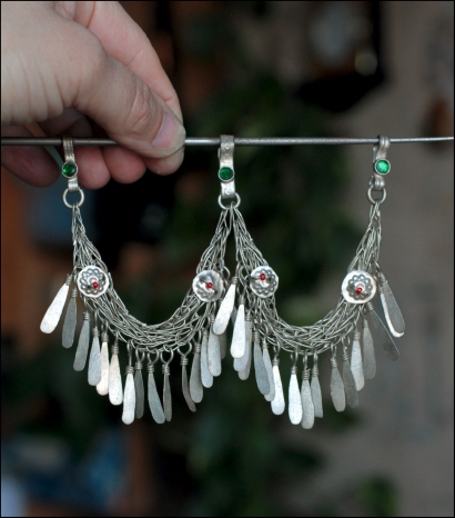 этническая фурнитура для расшивки костюма. Кучи цепи этническая фурнитура для расшивки костюма. Кучи цепи