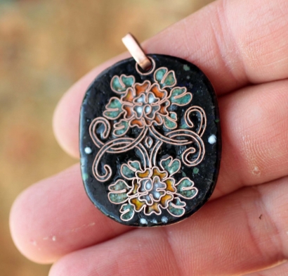 Кулон в китайском стиле с изображением цветов хризантемы. Автор - Скородумова По