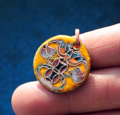 Кулон в китайском стиле с изображением двойной монеты и бутонов лотоса - благопо