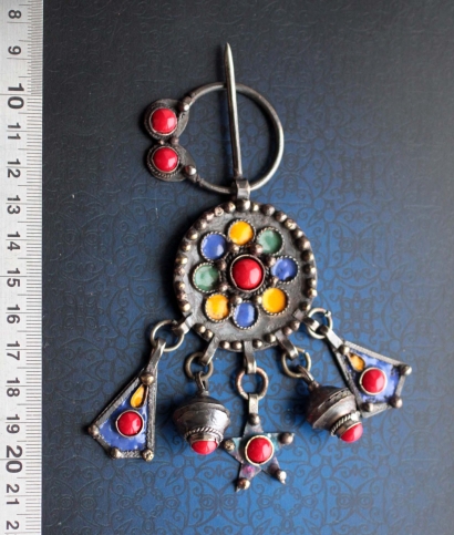 Фибула с эмалью по мотивам традиционных украшений алжирских берберов Кабильи. Автор - Solus Rex Фибула с эмалью по мотивам традиционных украшений алжирских берберов Кабильи. Ав