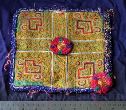 Расшитая нашивка на платье. Афганистан или Пакистан, племена Кучи, 20-21 вв. Расшитая нашивка на платье. Афганистан или Пакистан, племена Кучи, 20-21 вв.