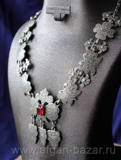 Афганское племенное колье с изображениями цветов и бабочек. Афганистан, народность Хазара, 20 в. Афганское племенное колье с изображениями цветов и бабочек. Афганистан, народнос