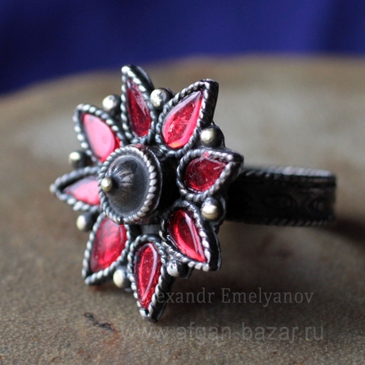 Перстень в индийском стиле, выполненный по образцу традиционных украшений северн