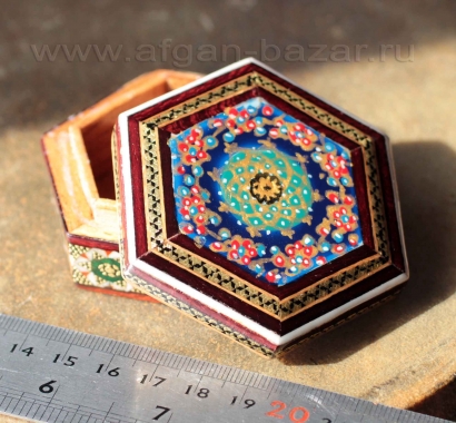 Деревянная шкатулка с инкрустацией "Хатам" с миниатюрной росписью