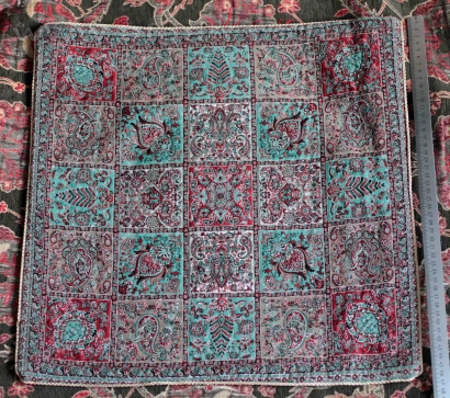 Расшитая салфетка с персидским орнаментом. Иран, современная работа