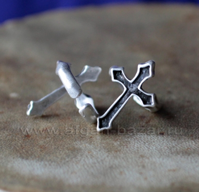 Кольцо в готическом стиле с изображением креста