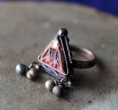 Перстень с бубенчиками и керамической вставкой в египетском стиле. Автор - Алекс