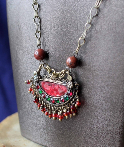 Кулон на цепочке, сделанный из старого афганского височного украшения. (Пакистан