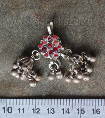 Афганская подвеска, деталь височной подвески. Афганистан или Пакистан, племена Кучи, 20 в. Афганская подвеска, деталь височной подвески. Афганистан или Пакистан, племена К