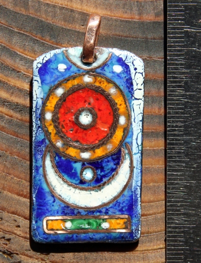 Кулон "Солнце и луна". Автор - Александр Емельянов. Медь, горячая перегородчатая эмаль Кулон "Солнце и луна". Автор - Александр Емельянов. Медь, горячая перегородчатая