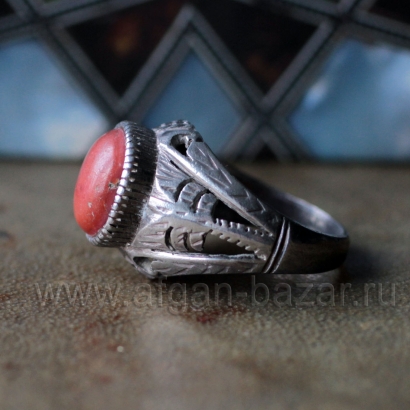 Старый ближневосточный перстень с кораллом. Оман или Саудовская Аравия, 20 в.