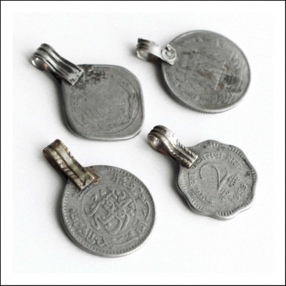 этническая фурнитура для расшивки костюма. Кучи монеты этническая фурнитура для расшивки костюма. Кучи монеты