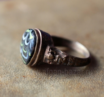 Перстень со вставкой из стекла ручной работы в финикийском стиле