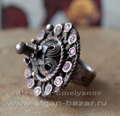 Перстень, выполненный по образцу традиционных народных украшений долины реки Сва