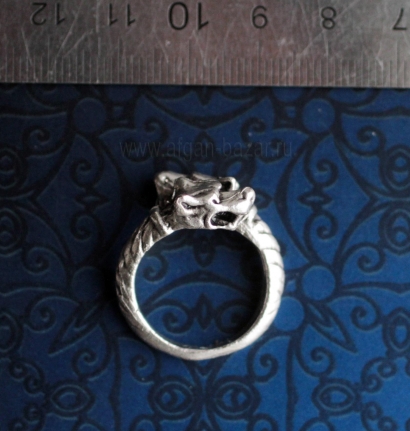 Кольцо в античном стиле с головами волков