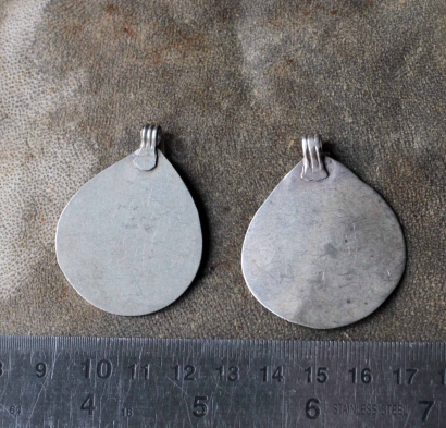 Лот из двух старых туркменских подвесок, деталей расшивки женского костюма. Севе