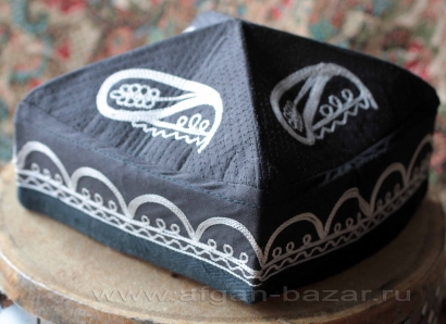 Традиционная узбекская тюбетейка с ручной вышивкой - узором "Бодом". Узбекистан,