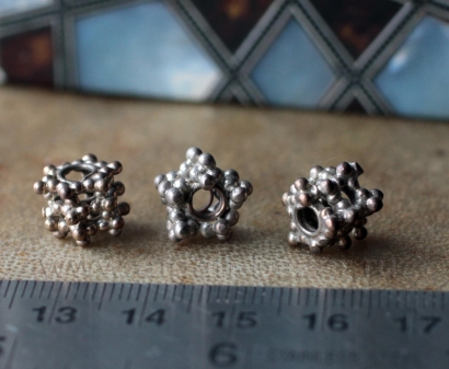 Лот из трех йеменских бусин ручной работы. Йемен или Аравия, бедуины племени Раш