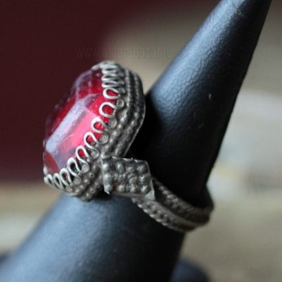 Бедуинский перстень с красным граненым стеклом Йемен или Саудовская Аравия, 20 в
