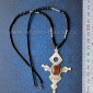 Колье с подвеской в виде туарегского амулета с сердоликовой вставкой Колье с подвеской в виде туарегского амулета с сердоликовой вставкой