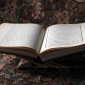 Подставка под книгу "Лавх" из цельного куска дерева дерева с ручной резьбой