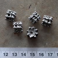 Лот из пяти йеменских бусин ручной работы. Йемен или Аравия, бедуины племени Рашайда (Rashaida), 19-й, - первая половина 20 в. Лот из пяти йеменских бусин ручной работы. Йемен или Аравия