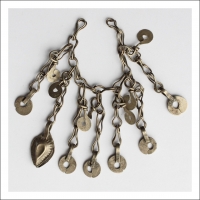 этническая фурнитура для расшивки костюма. Кучи цепи