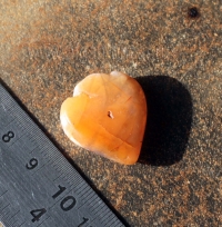 Бусина-амулет в виде сердца из агата (сердолика). Северная Африка, 20 в.