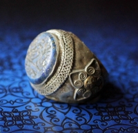 Old Afghan Turkoman men's Silver Ring with Handcarved Badakhshan Lapis Lazuli Silver alloy (about 80%). Forging, Filigree, Granulation, 100% handmade. Insert - Badakhshan Lapis Lazuli with carved Calligrafic inscription (a Muslim Prayer with the names of Muhammad and Ali). Insert`s diametr - 18 mm (0,7 ") Height from the finger - 10 mm (0,4 ") Size - 18,5 (8,5 for USA) The ring is made in a traditional way for the Central Asian region - the outer shell is made of a sheet of silver by press Old Afghan Turkoman men's Silver Ring with Handcarved Badakhshan Lapis Lazuli