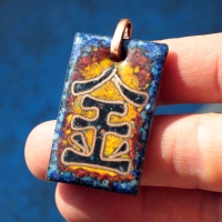 Кулон в китайском стиле с иероглифом Золото, металл. Автор - Емельянова Елена. Медь, горячая перегородчатая эмаль Кулон в китайском стиле с иероглифом Золото, металл. Автор - Емельянова Елена.