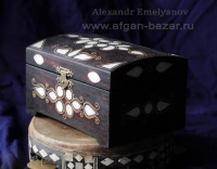 Шкатулка из дерева с резьбой и инкрустацией. Турция, Газиантеп (Антеп), современная работа Шкатулка из дерева с резьбой и инкрустацией. Турция, Газиантеп (Антеп), современ