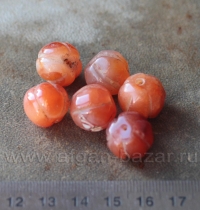 Лот из шести винтажных бусин из резного сердолика. Юго-Восточная Азия, Индия или