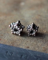 Лот из двух йеменских бусин-ронделей ручной работы. Йемен или Аравия, бедуины племени Рашайда (Rashaida), 19-й, - первая половина 20 в. Лот из двух йеменских бусин-ронделей ручной работы. Йемен или Аравия, бедуины пл