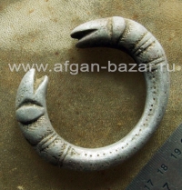 Пакистанский племенной браслет с символическим изображением голов змей