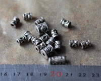 Лот из акриловых металлизированных бусин. Юго-восточная Азия, 20-21 вв.