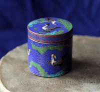 Винтажная китайская шкатулка в технике перегородчатой эмали с изображением цапель. Китай, 20 в. Винтажная китайская шкатулка в технике перегородчатой эмали с изображением цапел