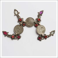 этническая фурнитура для расшивки костюма. Кучи цепи