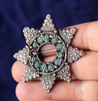 Декоративная застежка-фибула, выполненная по мотивам традиционных украшений наро