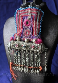 Подвеска-амулет Тавиз с фрагментом нашивки на платье, декор костюма. Северный Пакистан или восточный Афганистан (Газни, Пактия) Подвеска-амулет Тавиз с фрагментом нашивки на платье, декор костюма. Северный Па