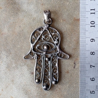 Подвеска в виде традиционного северо-африканского амулет "Хамса" ("Рука Фатимы")