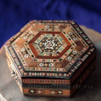 Винтажная шкатулка из дерева с резьбой и инкрустацией. Турция, Хатай (Антакья), 20 - начало 21 в. Винтажная шкатулка из дерева с резьбой и инкрустацией. Турция, Хатай (Антакья),