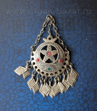 Подвеска, часть украшения для волос с изображением полумесяца и звезды. Афганистан, 20-й век, народность Хазара Подвеска, часть украшения для волос с изображением полумесяца и звезды. Афганист