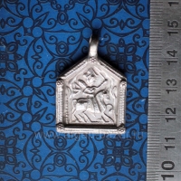 Старый индийский амулет с изображением мифического героя Bhumiya Raj