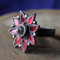 Перстень в индийском стиле, выполненный по образцу традиционных украшений северн