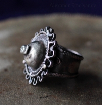 Перстень в кашмирском стиле, выполненный по образцу традиционных украшений Афганистана и Пакистана Перстень в кашмирском стиле, выполненный по образцу традиционных украшений Афга