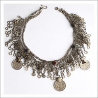 этническая фурнитура для расшивки костюма. Кучи цепи