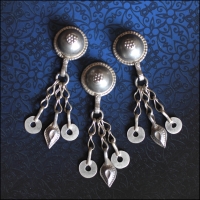 этническая фурнитура для расшивки костюма. Кучи кнопки.